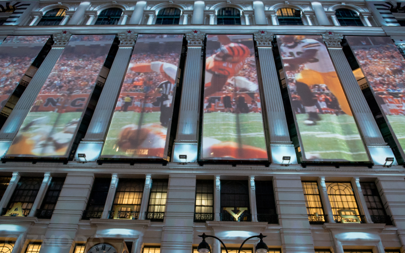 Illustration for article titled How the Super Bowl Turned the NYC Macy's Building Into a Massive Screen